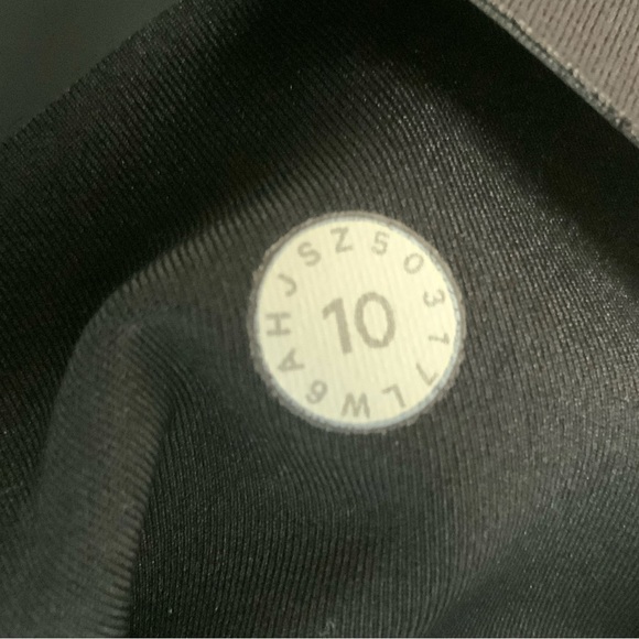 Lululemon In Movement Crop *Everlux 19" Size 10 - Picture 8 of 8